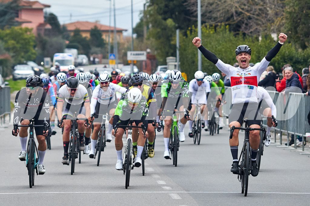 Potrebbe essere un'immagine raffigurante 6 persone, bicicletta, strada e testo